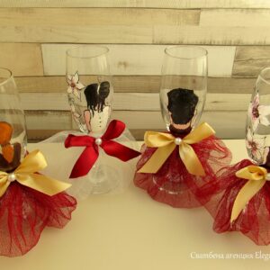 чаши за моминско парти в златно и бордо